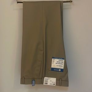 NWT Haggar Clothing Co. Flat Front. Straight Fit. No Iron. Khaki Pants.